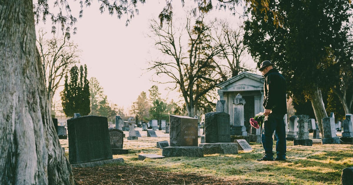 Che differenza c'è tra un funerale ecologico e uno tradizionale, anche nel prezzo